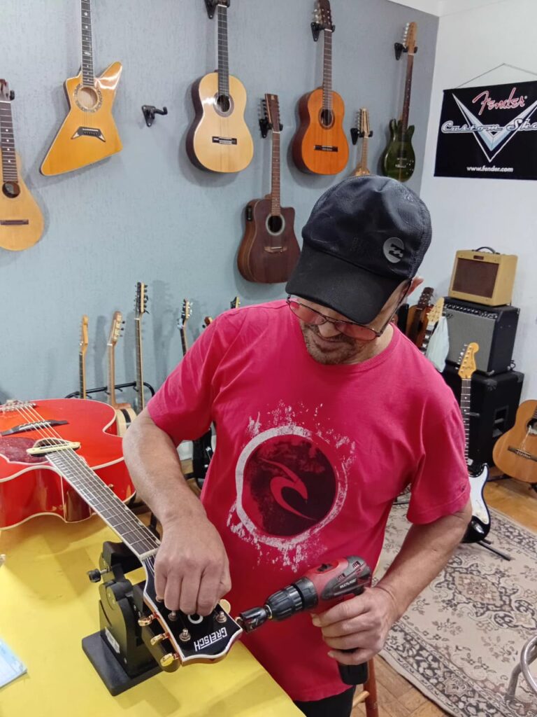 Luthier de Cordas em São Paulo, Conserto de Violao, Conserto de Violino, Conserto de Baixo e muito mais
